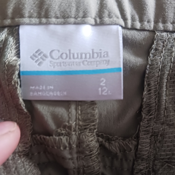 Green Columbia Hiking Shorts- Size 2 - Picture 5 of 6